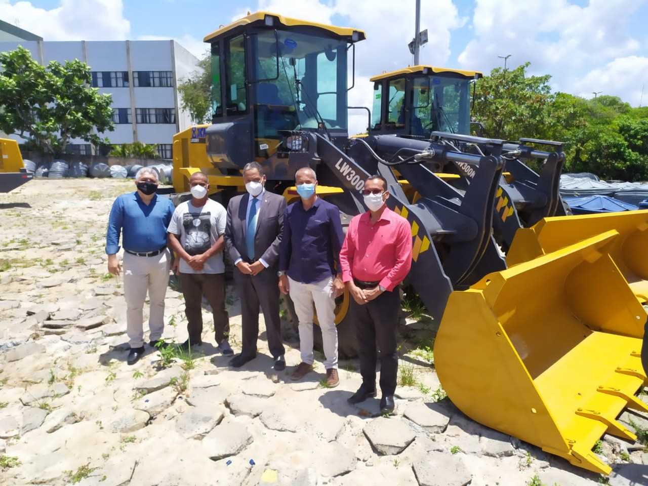 Camacã: Prefeito vai a Salvador, traz uma pá carregadeira e uma Ford Ranger para a Secretaria de Agricultura